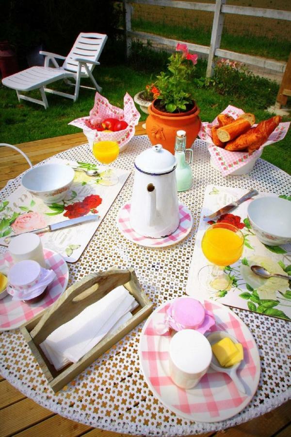 Bed and Breakfast Les Roulottes Des Songes De L'Authie Boufflers Exterior foto